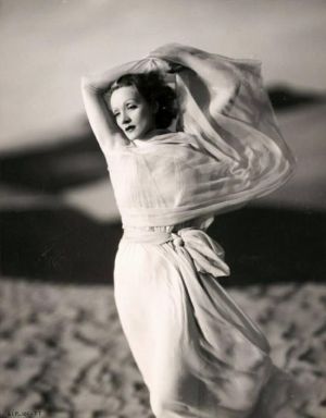 Marlene Dietrich in the desert 1930.jpg